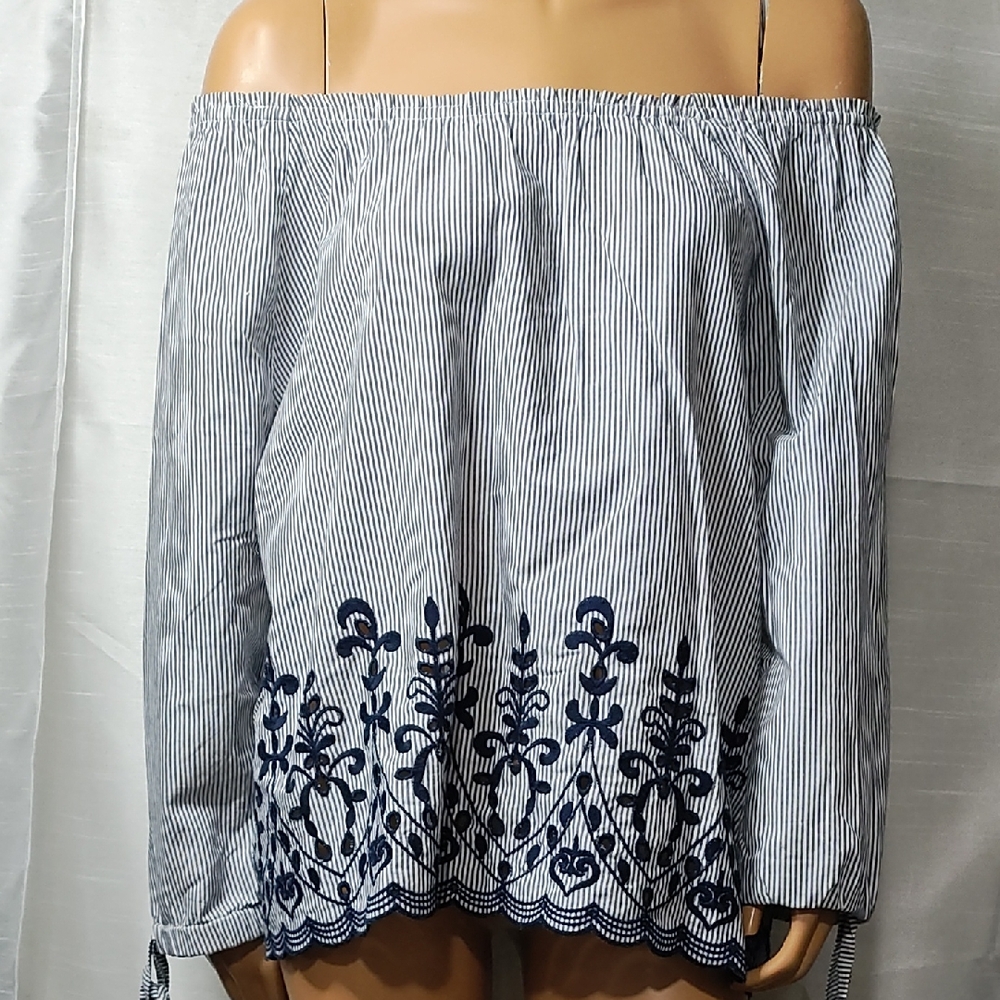 Time and Tru Gray Off-Shoulder Long Sleeve Blouse‎